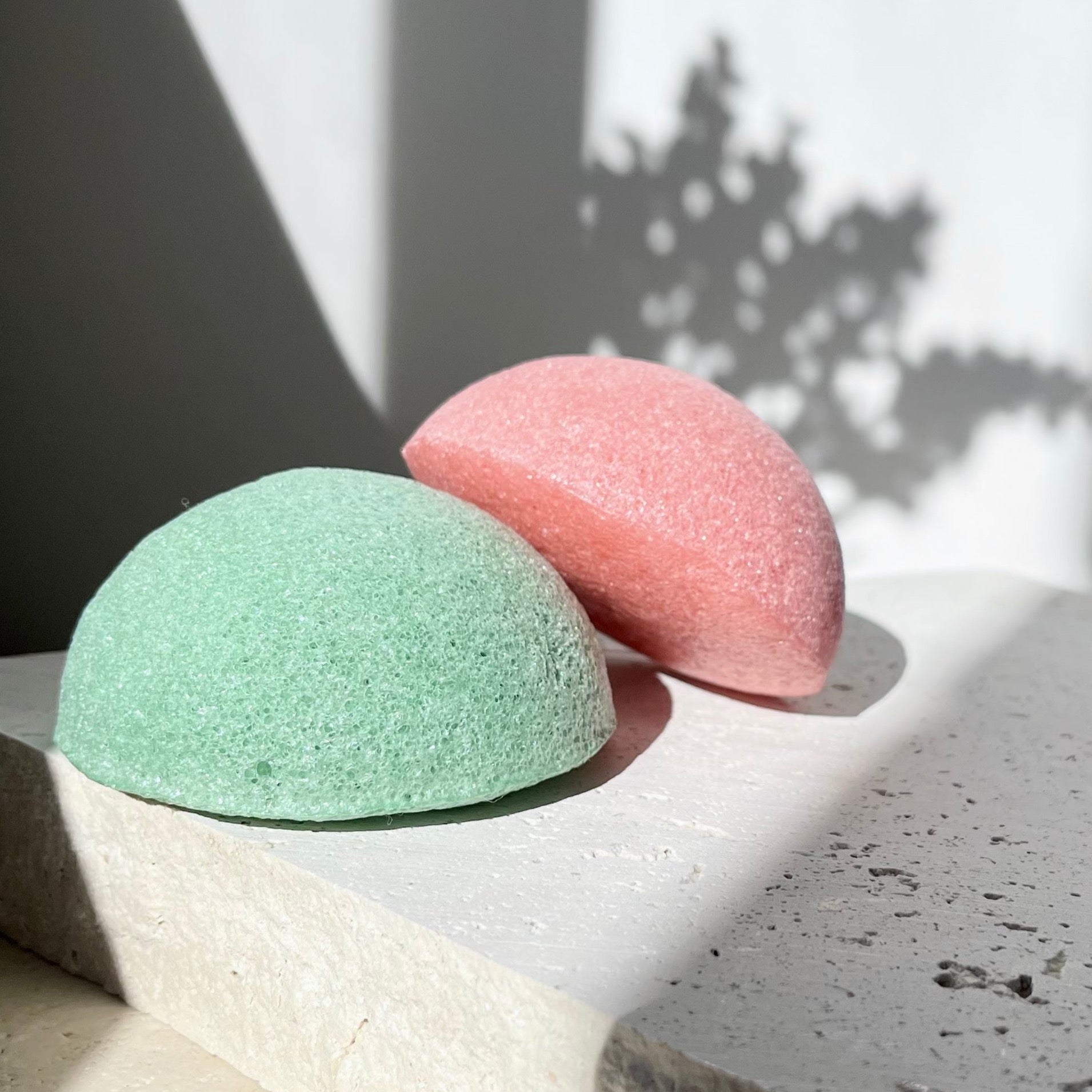 natural-konjac-sponge-best-for-skin-exfoliation-green-and-blushpink